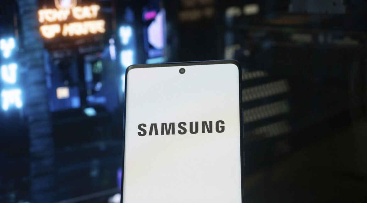 Smartphone mit Samsung-Logo wird in die Kamera gehalten.