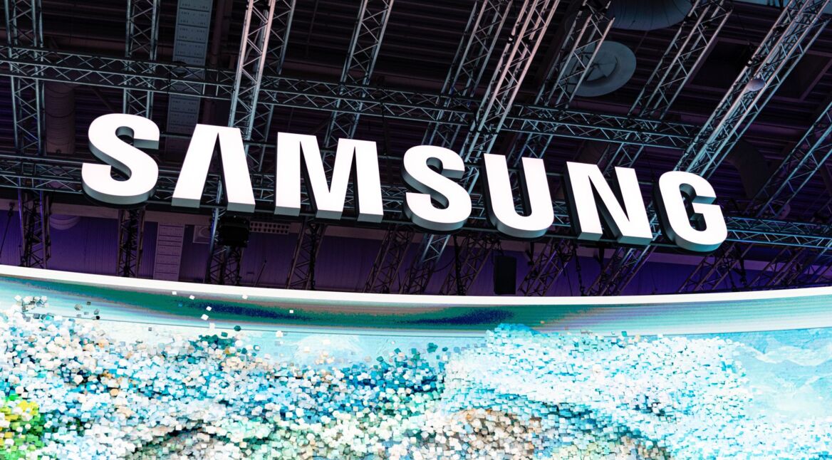 Das Logo von Samsung ist auf der IFA-Messe an der Decke zu sehen.