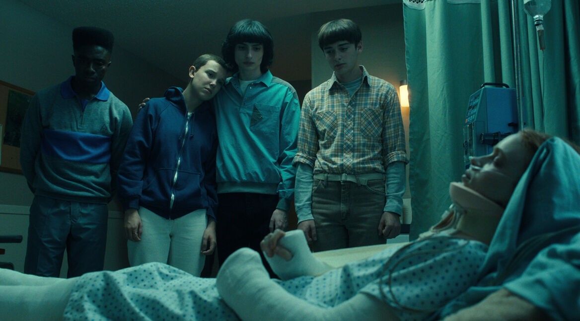 Caleb McLaughlin als Lucas Sinclair, Millie Bobby Brown als Eleven, Finn Wolfhard als Mike Wheeler, Noah Schnapp als Will Byers und Sadie Sink als Max Mayfield in einer Szene aus "Stranger Things".