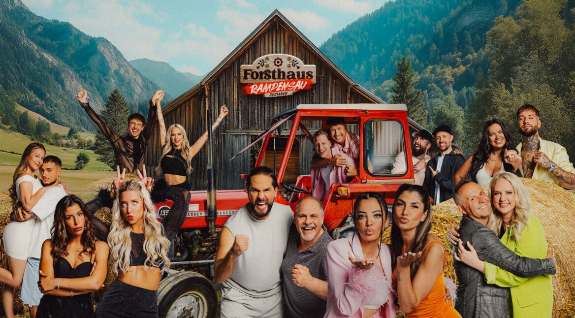 Auf dem Gruppenbild zur Show Forsthaus Rampensau Germany stehen vor einer alpinen Holzhütte zahlreiche Kandidat*innen, darunter Melina Hoch mit Max Bornmann, Eva Benetatou, Walentina Doronina, Leon.Content, Gina Beckmann, Maurice Dziwak mit Vater Frank, Yeliz Koc, Dilara Kruse, Paul Aubster, Oliver Gaukel, Christo, C-Bas, Marc Robin Wenz, Henna, Bernhard Schwendemann und Sarah Knappik. Die Stimmung ist ausgelassen und voller Vorfreude.