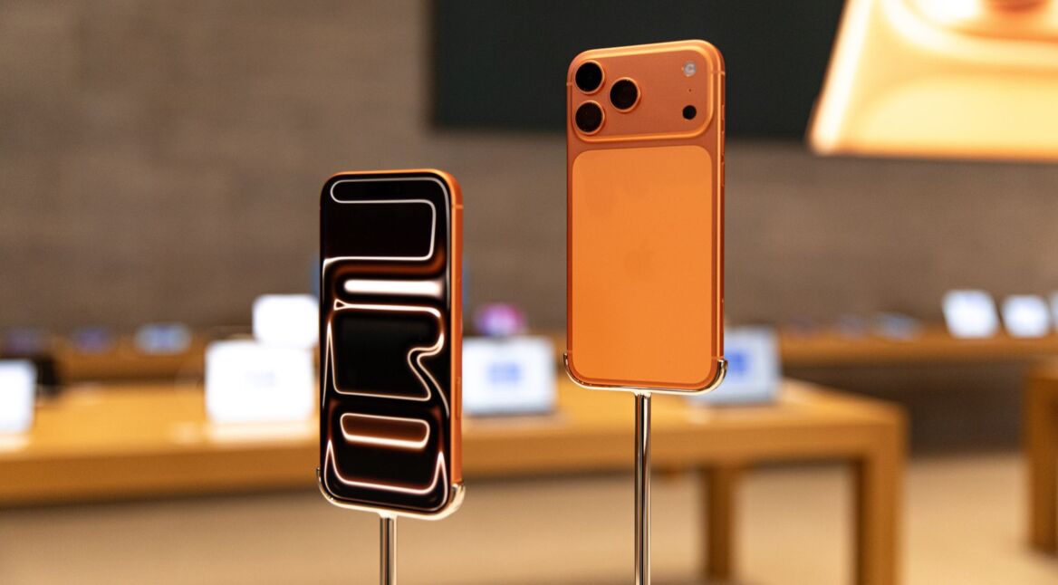 Das iPhone 17 Pro in Orange ist in einem Apple Store in Berlin ausgestellt