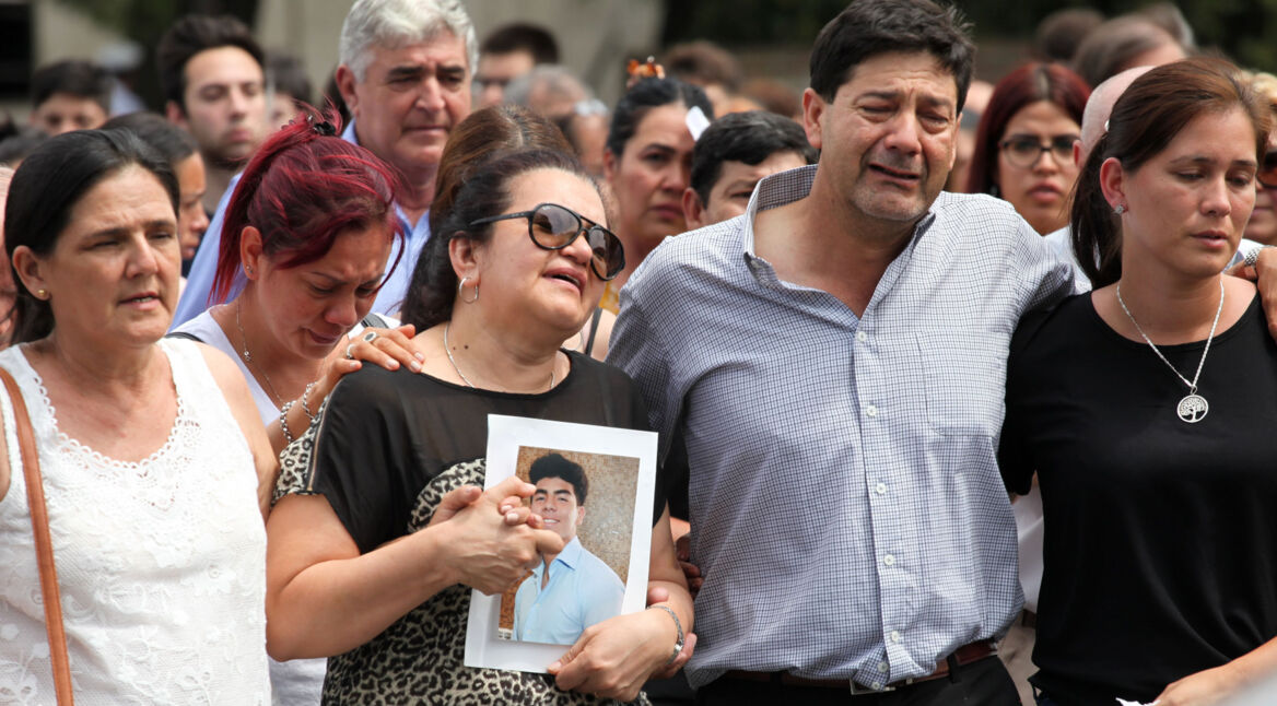Die Eltern von Fernando Baez Sosa während der Beisetzung.