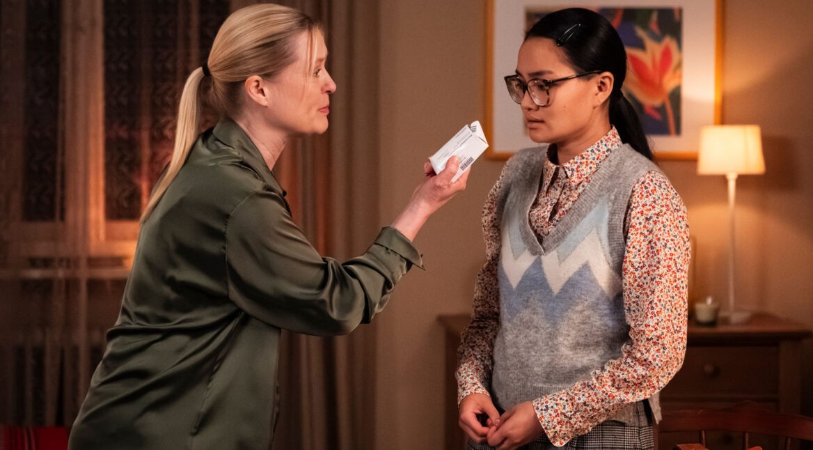 Vera stellt Liens zur Rede. Die beiden stehen dicht beieinander. Vera hält Tabletten vor Liens Gescicht, die betreten nach unten schaut.