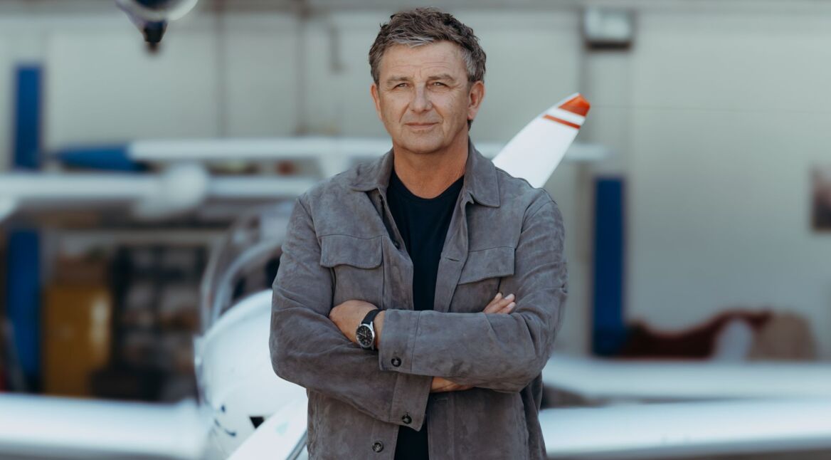 Hans Sigl als Martin Gruber wartet in "Der Bergdoktor" auf die Landung seiner Mutter am Flughafen.