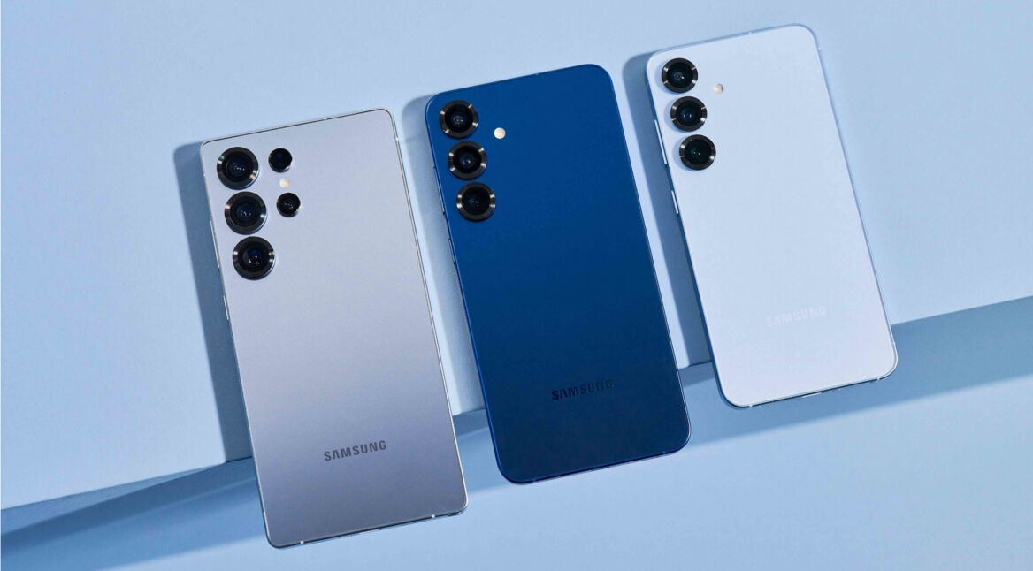 Die drei Smartphones der Galaxy-S25-Reihe nebeneinander in dezenten Farben