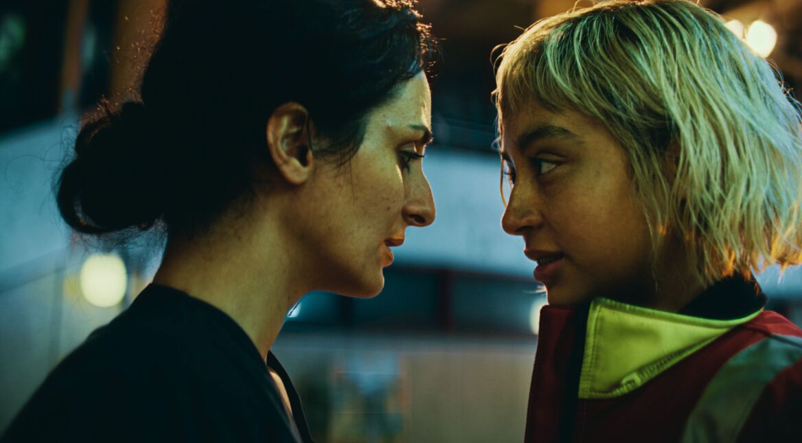 Şafak Şengül und Samirah Breuer in einer Szene der Krankenhausserie "KRANK Berlin"