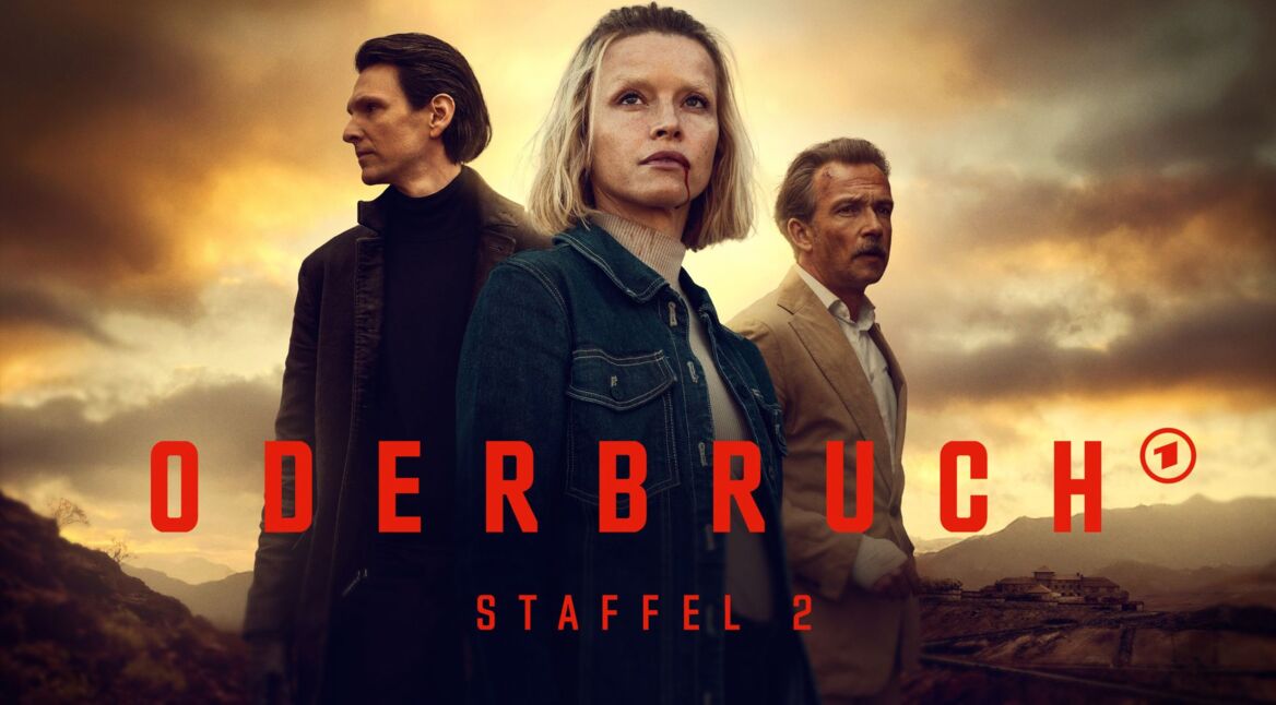 Quito (Sabin Tambrea), Maggie (Karoline Schuch) und Zajak (Lucas Gregorowicz) posieren für Staffel 2 der Serie "Oderbruch".