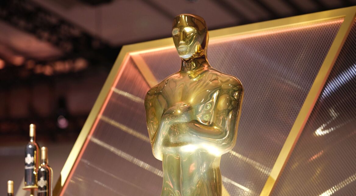 Die Oscars-Statue hinter den Kulissen der Preisverleihung im Jahr 2025.