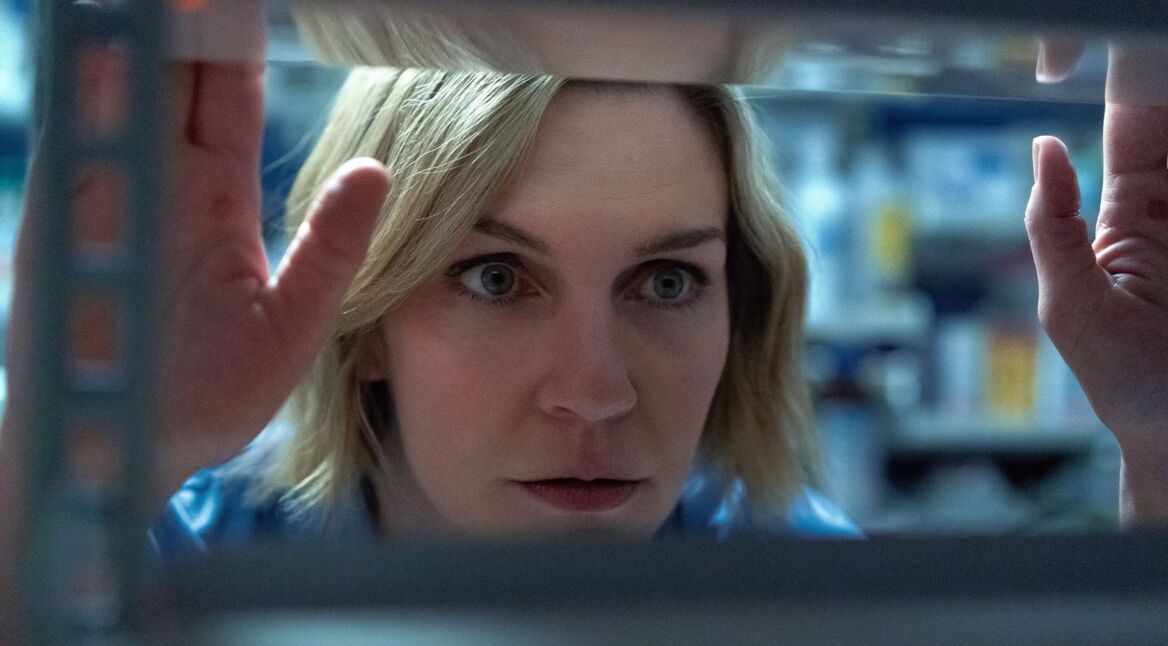 Rhea Seehorn in einer Szene der Serie "Pluribus"