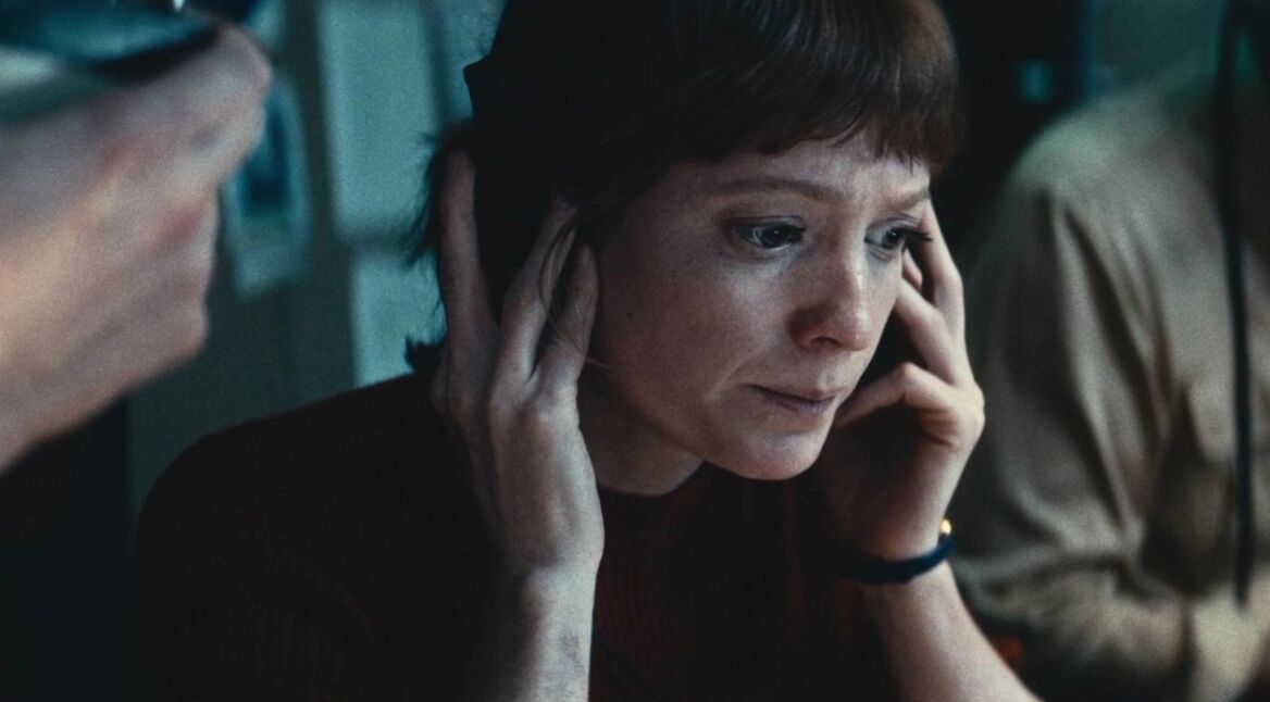 Leonie Benesch mit Kopfhörern in einer Szene des Films "September 5"