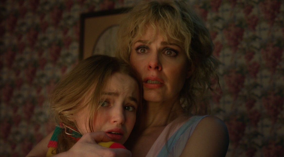 Nell Fisher (Holly Wheeler) und Cara Buono (Karen Wheeler) halten sich im Arm.