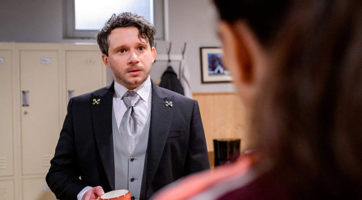 Fritz unterhält sich mit Lale.