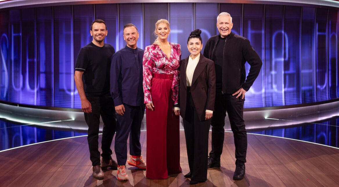 Steffen Henssler; Tim Raue; Angelina Kirsch; Elif Oskan; Alexander Herrmann posieren im Studio von "The Taste".