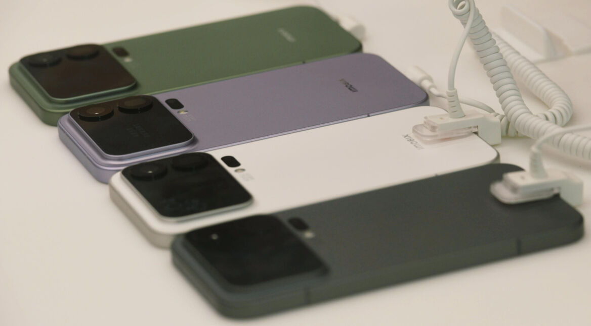 Das Xiaomi 17 in vier Farben in einem Geschäft in Hangzhou, Provinz Zhejiang, Ostchina.