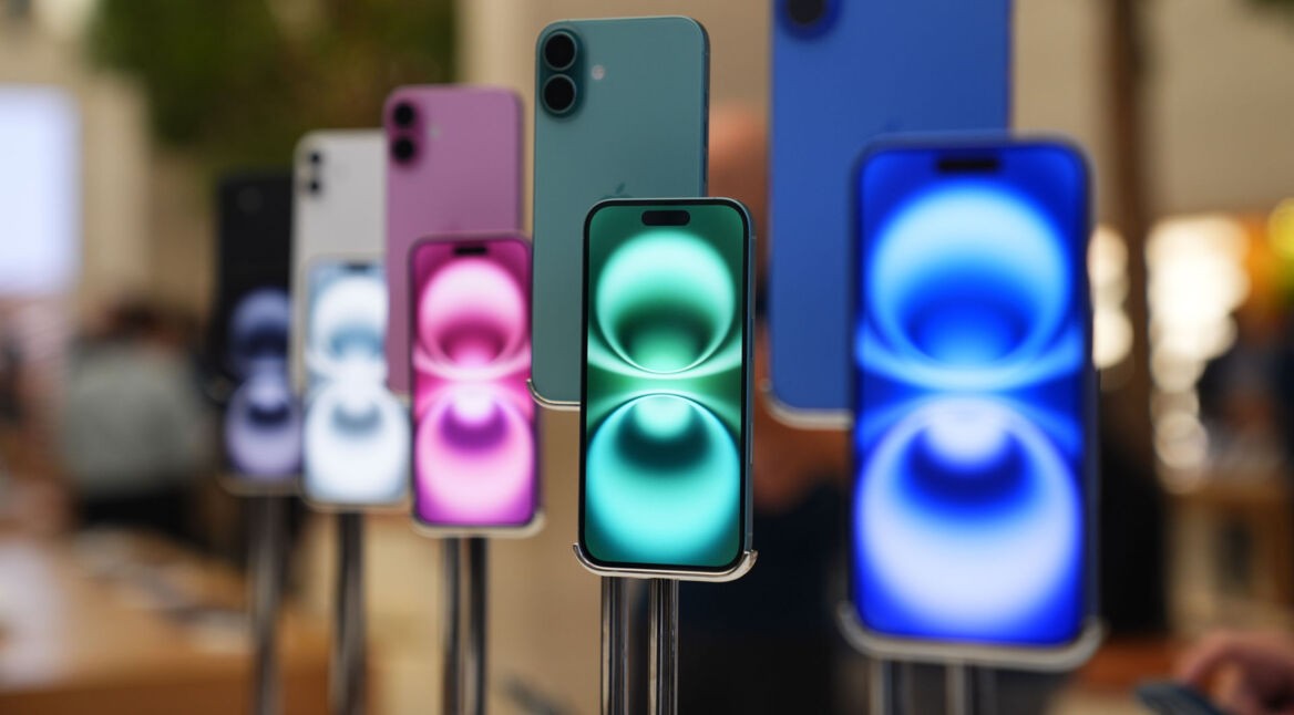 Vier Modelle des iPhone 16 nebeneinander im Schaufenster eines Ladens