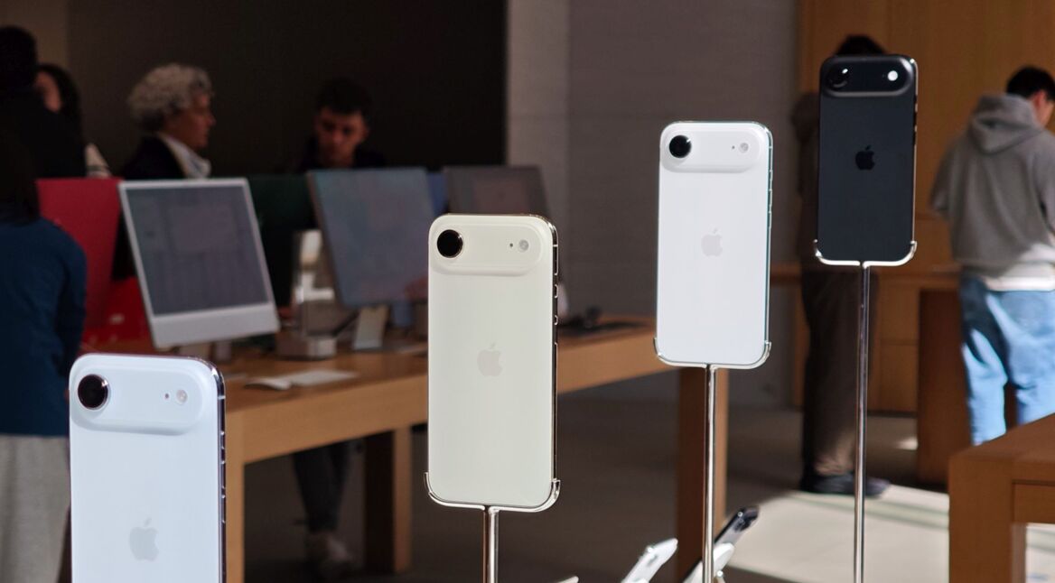 Das iPhone Air ist in unterschiedlichen Farben ausgestellt in einem Apple Store zu sehen