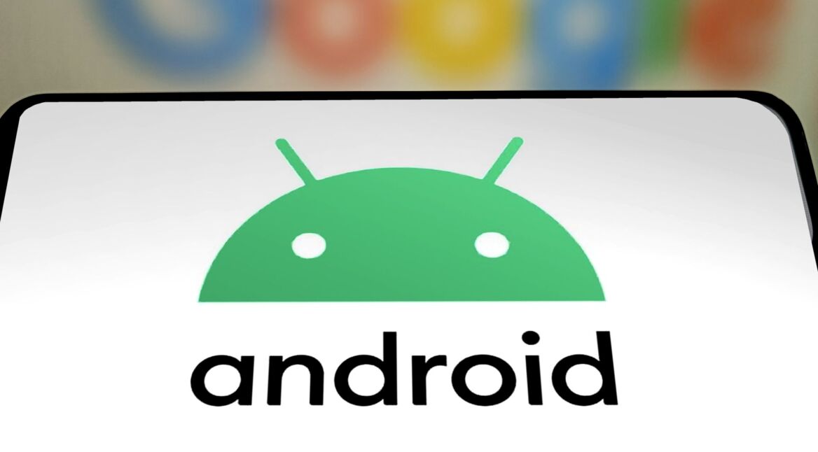 Das Android-Logo ist auf einem Smartphone zu sehen.