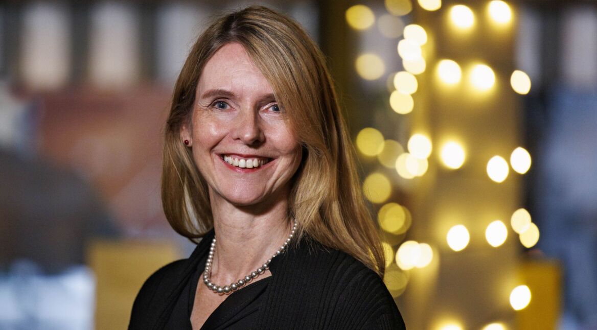 Krimiautorin Eva Almstädt posiert bei einer Lesung in Köln für die Kamera.