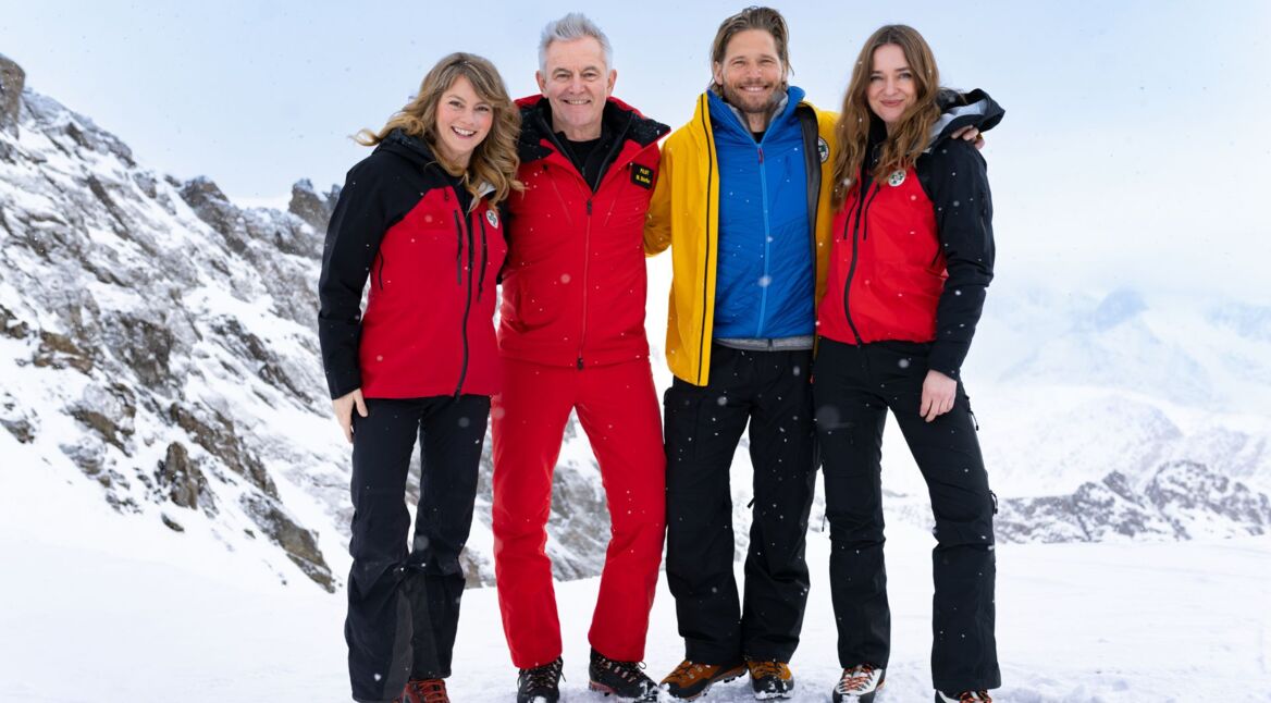Luise Bähr, Robert Lohr, Sebastian Ströbel und Josephin Busch auf dem schneebedeckten Berg bei den Dreharbeiten für "Die Bergretter"-Staffel 18.
