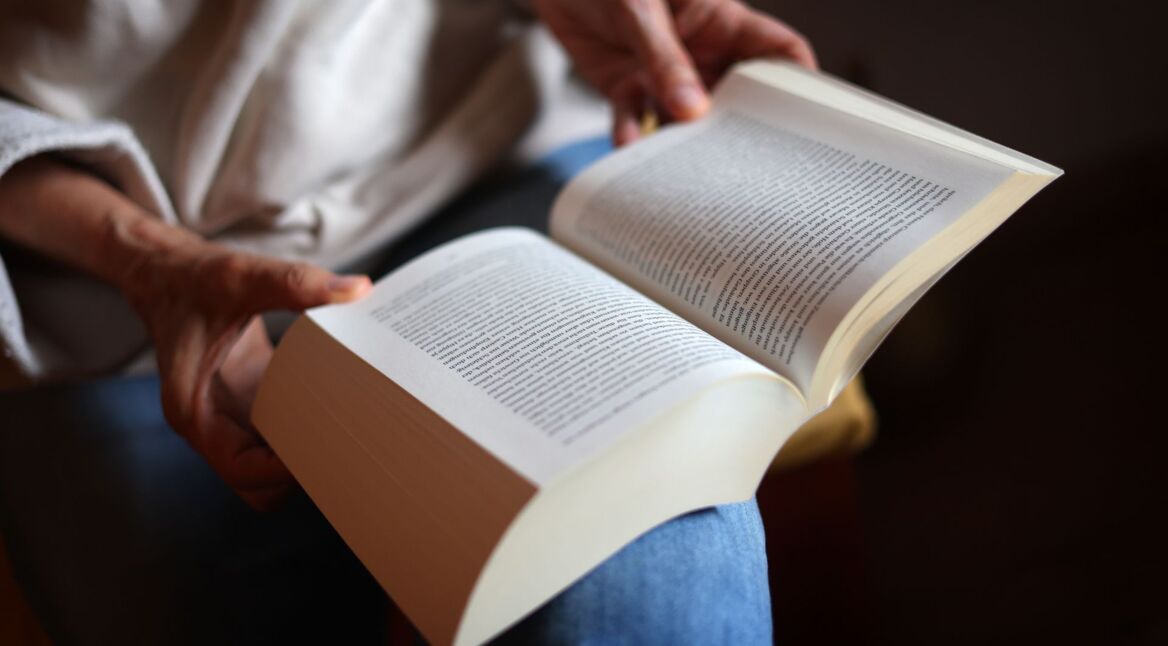 Eine Frau liest ein Buch.