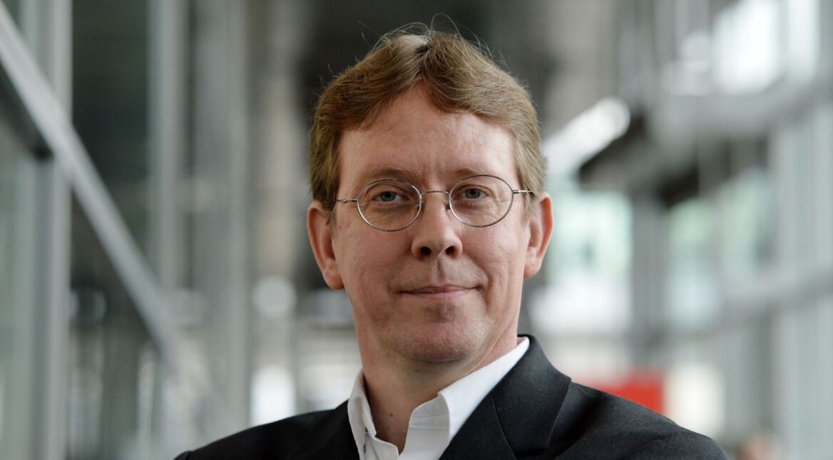 Cody McFadyen posiert bei der Frankfurter Buchmesse für die Kamera.