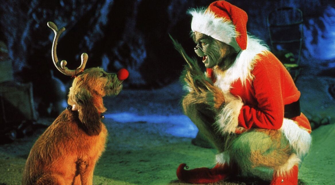 Jim Carrey als der Grinch mit Hund im Weihnachtsfilm "Der Grinch".
