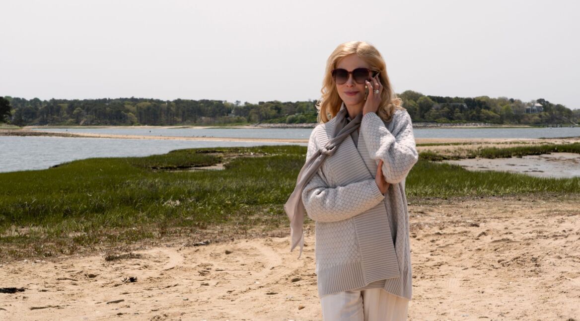 Nicole Kidman telefoniert in einer Szene von "Ein neuer Sommer" am Strand.