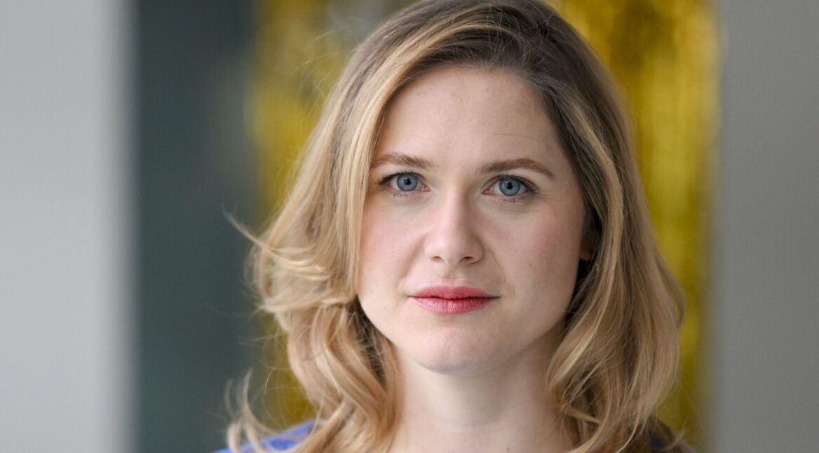 Schauspielerin Laura Lippmann posiert bei einem Fototermin für "Frieda - Feuer und Flamme" für die Kamera.