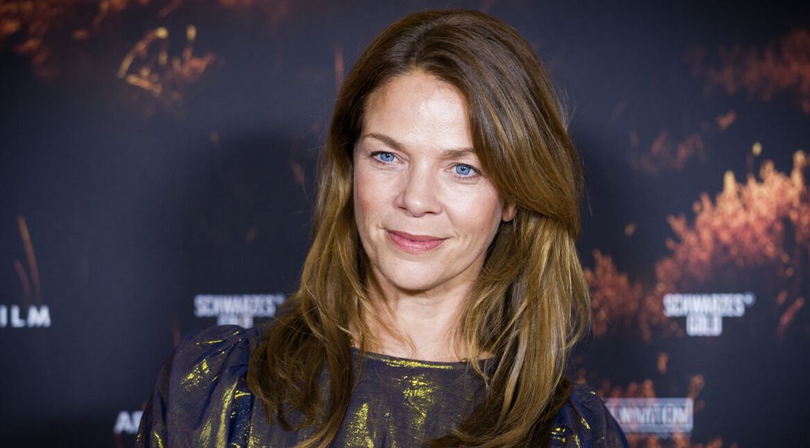 "Lillys Verschwinden"-Star Jessica Schwarz posiert bei einer Filmpremiere auf dem Roten Teppich.