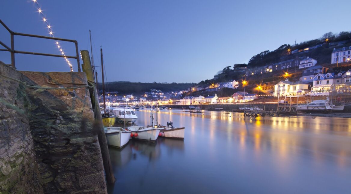 Blick auf den Hafen von Looe in der Dämmerung.