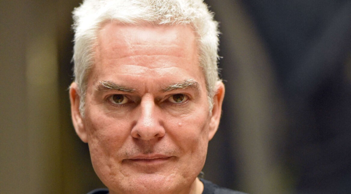 Porträtaufnahme von Schriftsteller Dirk Dobbrow alias Max Bentow