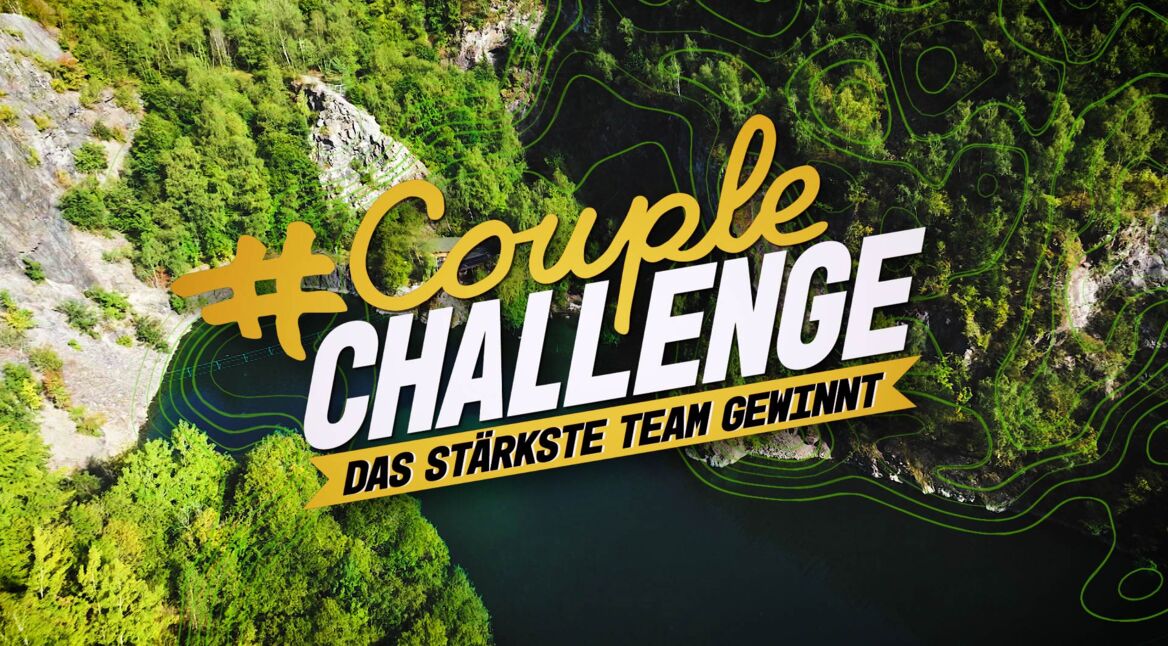 Das Bild zu Couple Challenge 2026 zeigt ein Foto eines Waldes, darüber ist prominent das Logo der Show platziert.