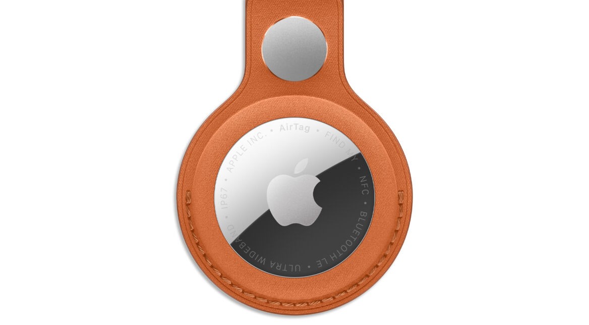Ein AirTag 2 ist in einem orangefarbenen Schlüsselanhänger platziert.