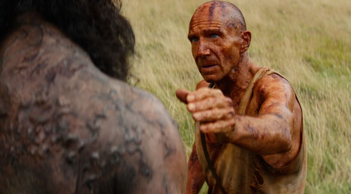 Ralph Fiennes als Dr. Ian Kelson in einer Szene von "28 Years Later: The Bone Temple"