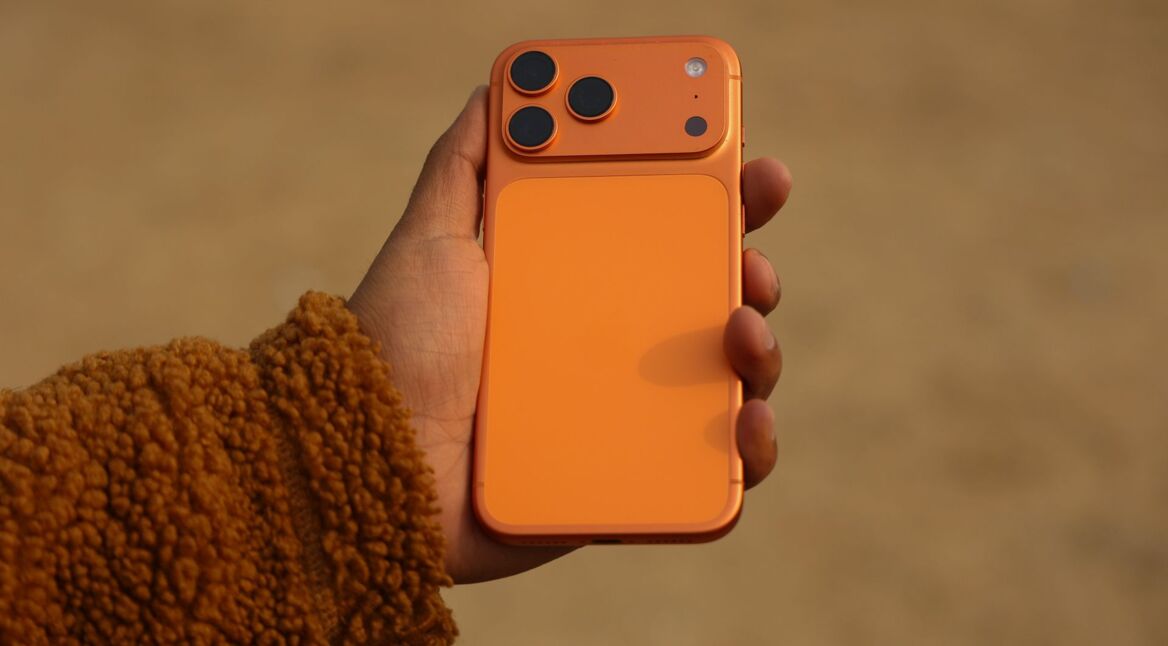 Mann hält mit seiner Hand das iPhone 17 Pro Max in die Kamera.