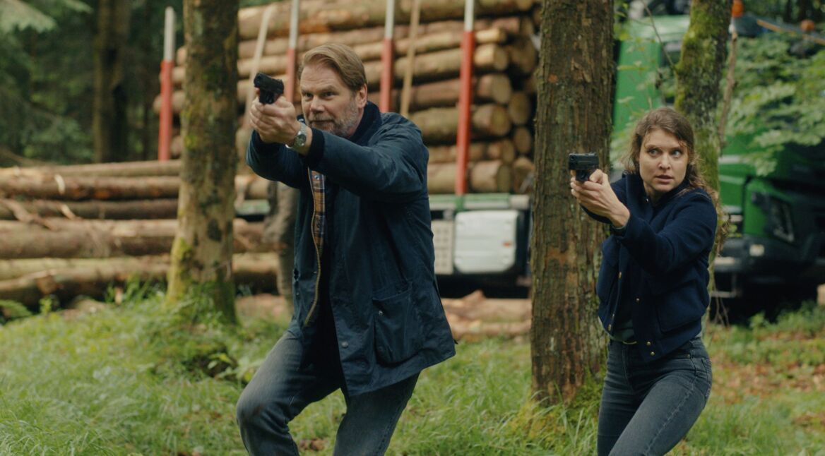 Kai Scheve und Lara Mandoki im Krimi "Erzgebirgskrimi: Mordholz"