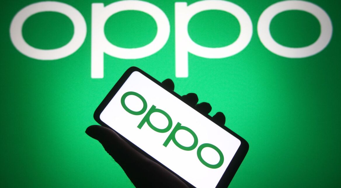 Hand hält Smartphone mit OPPO-Logo auf Bildschirm hoch