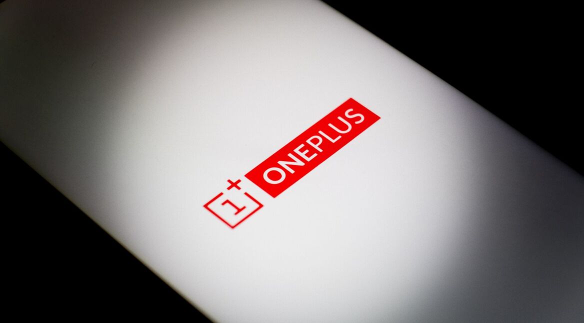 Das OnePlus-Logo ist auf einem Smartphone-Bildschirm zu sehen.