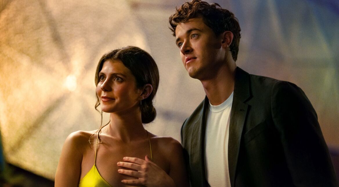 Emily Bader als Poppy und Tom Blyth als Alex in "People We Meet on Vacation"