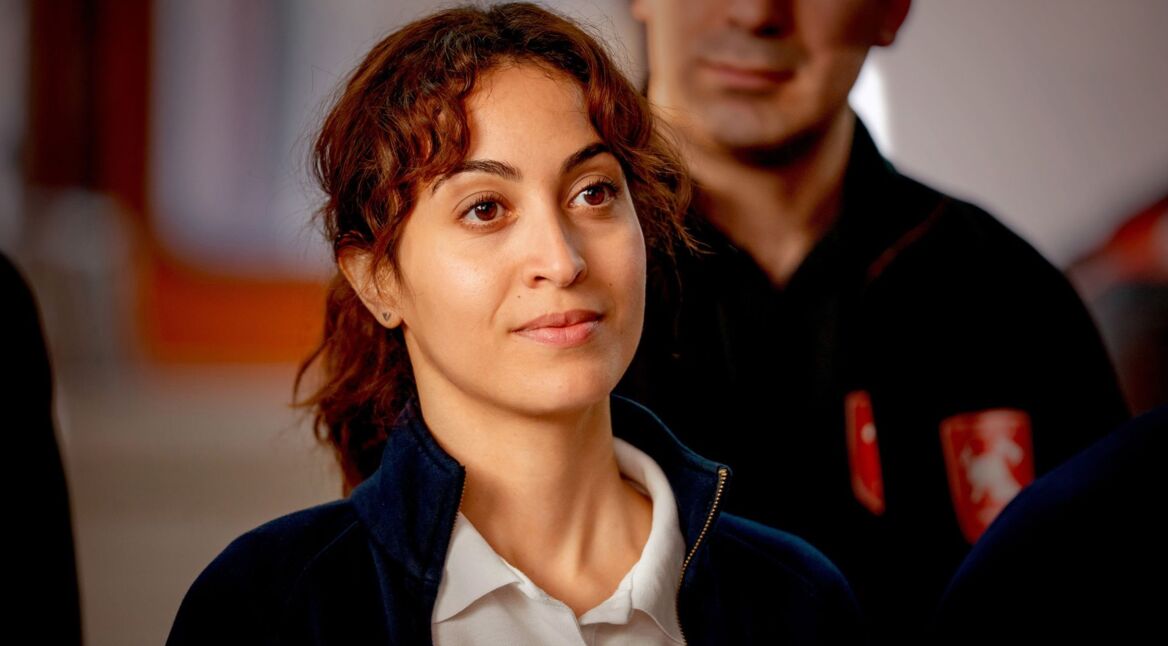 Sabrina Amali hört als Nina ihrem Kollegen zu in einer Szene von "Die Notärztin".