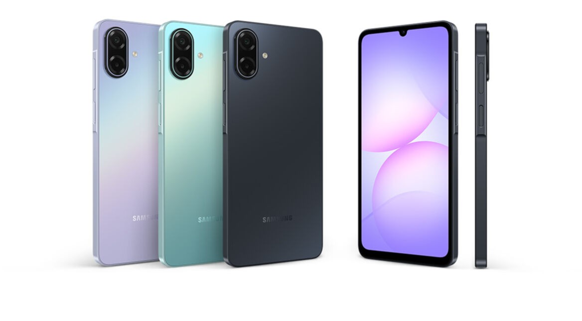 Produktfoto des Samsung Galaxy A07 5G in den drei Farben Hellviolett, Hellgrün und Schwarz.