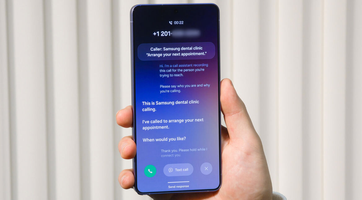 Ein Galaxy S26 Ultra mit eingeschaltetem Display demonstriert die Funktionweise des Samsung Call Assist.