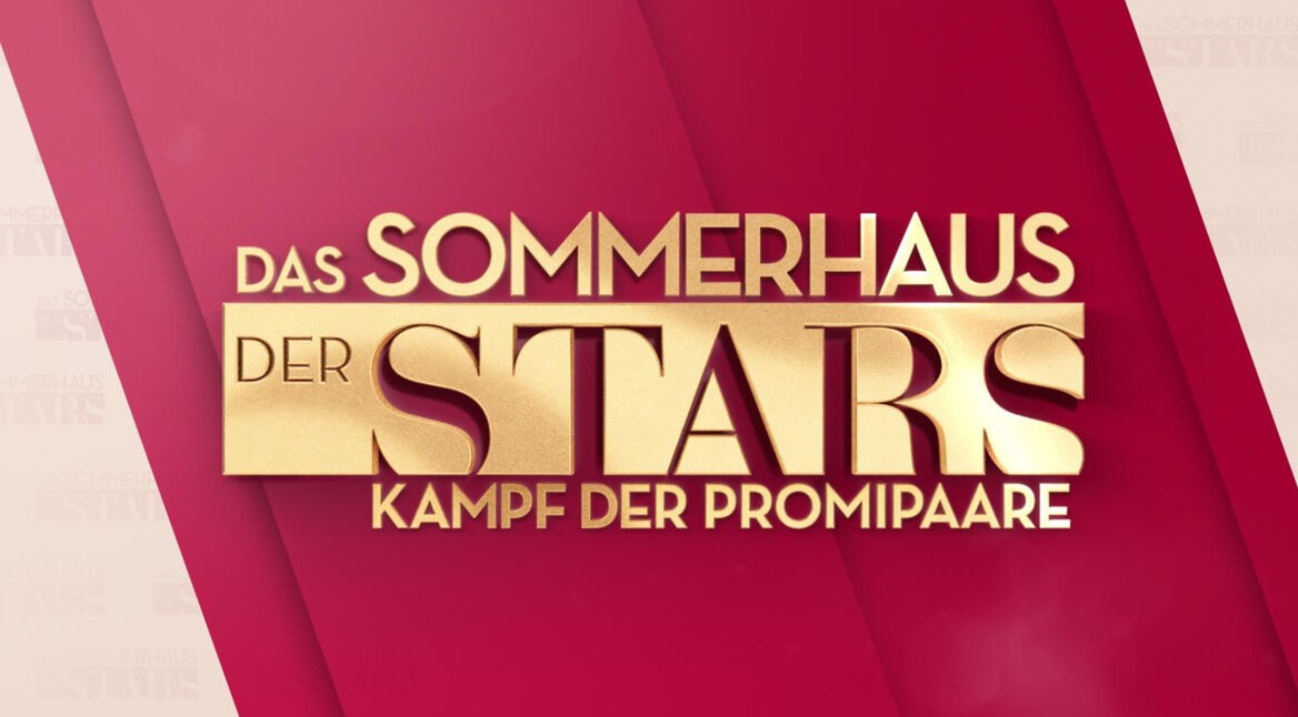 Auf diesem Bild zur Reality-Show Sommerhaus der Stars 2026 ist das offizielle Logo in goldener Schrift auf rotem Hintergrund zu sehen. Der Titel „Das Sommerhaus der Stars – Kampf der Promipaare“ steht im Zentrum und ist in einer modernen, plastischen Typografie gestaltet. Das Motiv wirkt auffällig und glamourös.