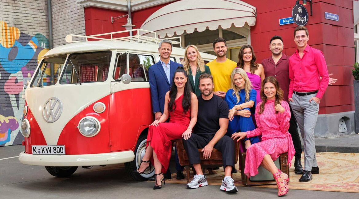 Gruppenbild der Unter uns-Besetzung. Vorne v.l.: Valea Scalabrino, Ben Heinrich, Miriam Lahnstein, Tabea Heynig; Hinten v.l.: Jens Hajek, Carina Koller, Milos Vukovic, Sharon Berlinghoff, Lars Steinhöfel, Timothy Boldt Vordere Reihe v.l.: Valea Scalabrino („Sina Hirschberger”), Ben Heinrich („Bambi Hirschberger“), Miriam Lahnstein („Patrizia Neumann-Goldberg“), Tabea Heynig („Britta Schönfeld-Küpper“); Hintere Reihe v.l.: Jens Hajek („Benedikt Huber“), Carina Koller („Cecilia Weigel“), Milos Vukovic („Paco Weigel“), Sharon Berlinghoff („Vivien Lassner”), Lars Steinhöfel („Easy Winter”), Timothy Boldt („Ringo Huber”)