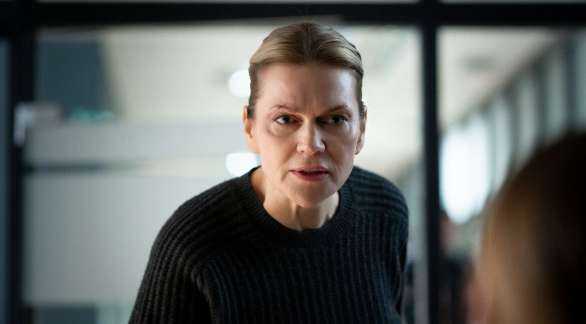 Anna Loos als Helen Dorn beim Verhör eines Verdächtigen in "Helen Dorn - Verdammte Familie".