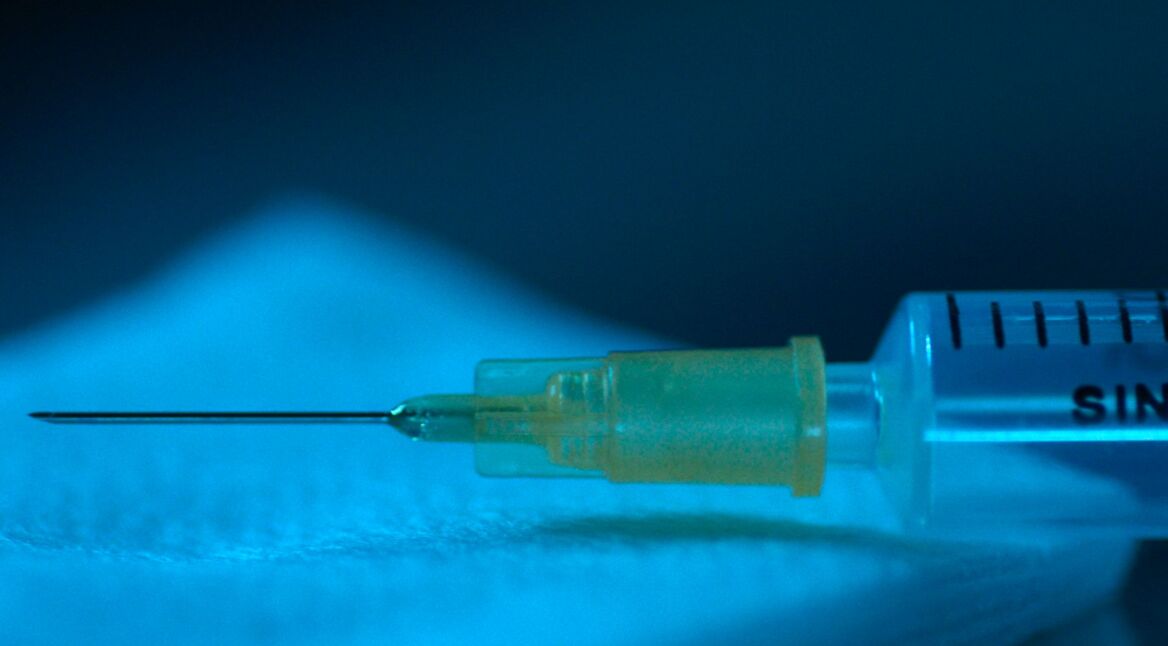 Eine Spritze liegt auf einem Tuch.