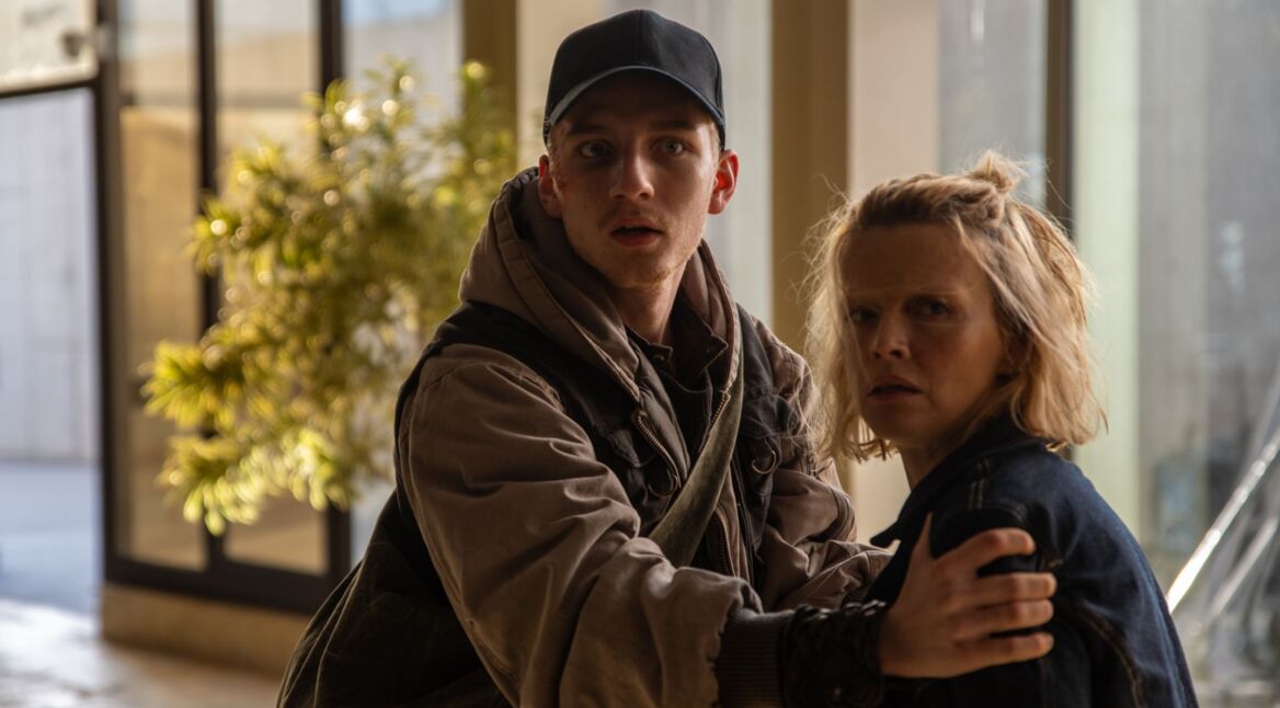 Maggie (Karoline Schuch) und Kai (Julius Gause) geraten in Staffel 2 von "Oderbruch" in eine Falle.