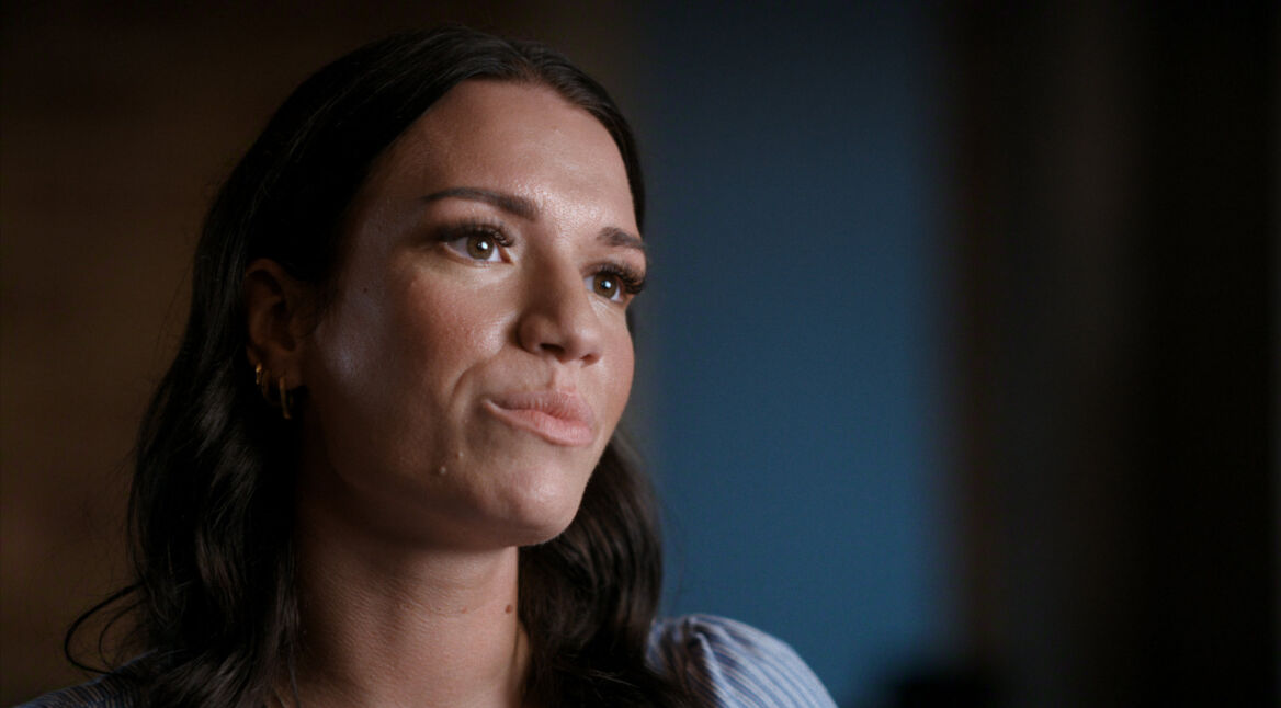 Ein Freund, ein Mörder: Frau im Interview, blickt nachdenklich nach oben – emotionale Szene aus einer True-Crime-Dokumentation über einen Mordfall.