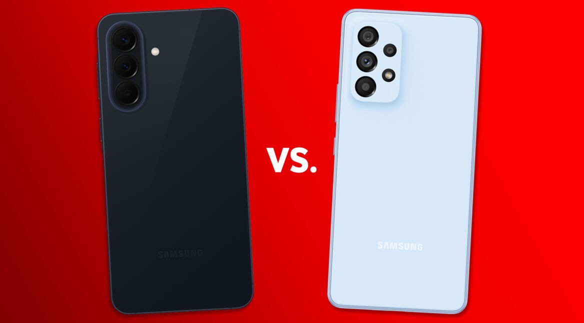 Links ist das Galaxy A57 in Blauschwarz, rechts das Galaxy A53 in Hellblau zu sehen.