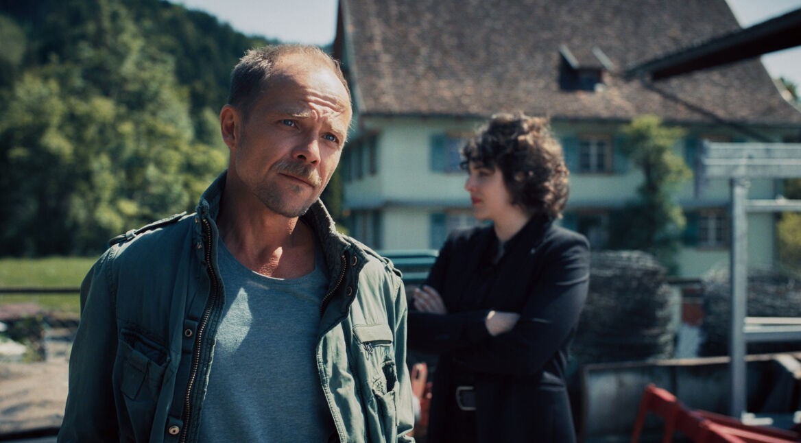 Micha Oberländer (Matthias Koeberlin) und Mara Eisler (Anna Werner Friedmann) bei Ermittlungen in "Die Toten vom Bodensee: Schicksalsrad".